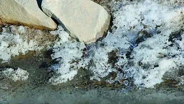 Steiner i frossen vannkant