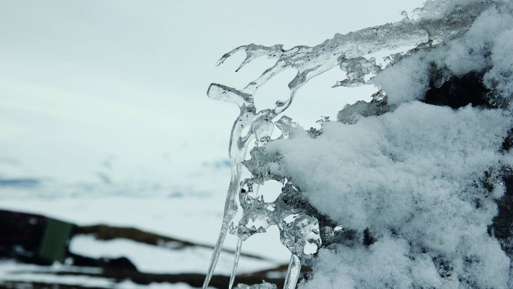 Rinnende vann frosset til is på fjell
